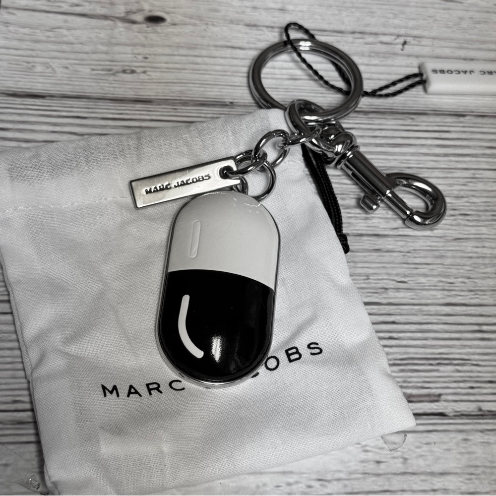 Marc Jacobs 3D Vitamin Pill Crossbody Bag with Matching Keychain - Picture 8 of 11